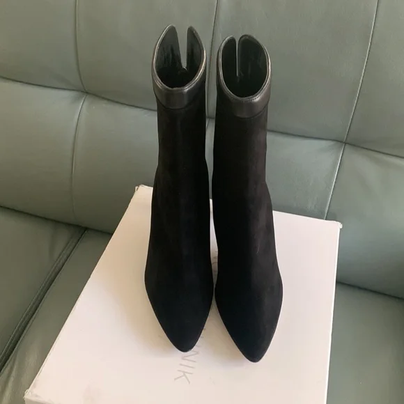 Manolo Blahnik Zufapla Suede Stiletto Ankle Booties - Picture 5 of 8